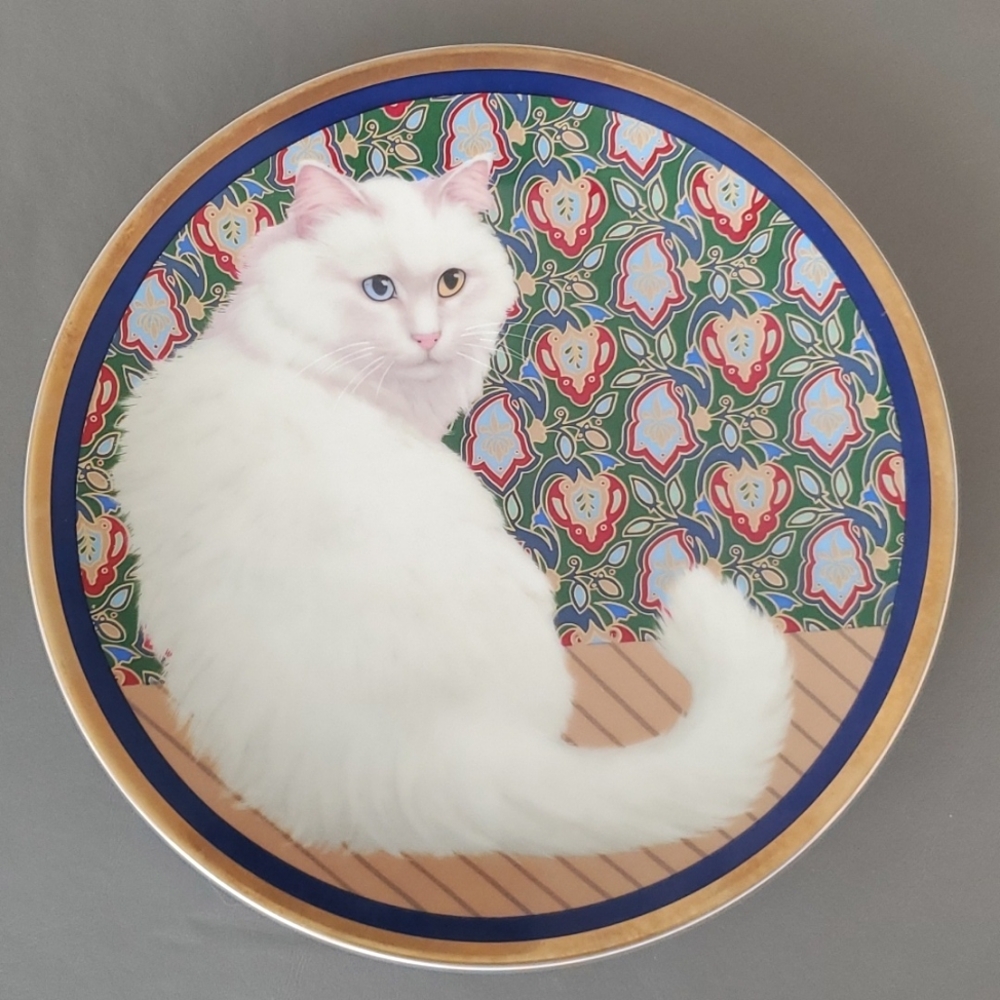 Special Gifts by Crowning Touch White Cat Decorative Porcelain Plate 8"